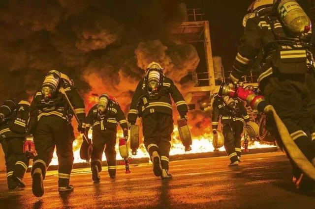 “最美消防员”9个春节没回家 随时待命准备出警