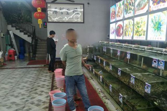 海鲜店员工对秤做手脚诈骗顾客 三亚旅游警察拘留2人