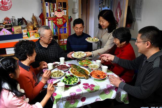 “95后”回乡：长辈痴迷手机 团圆成“手机盛会”