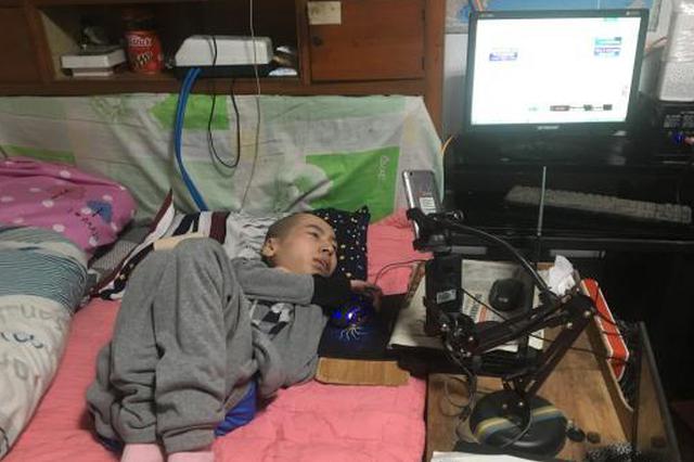 脑瘫病人用指尖创造人生奇迹 自学网络技术月入万元