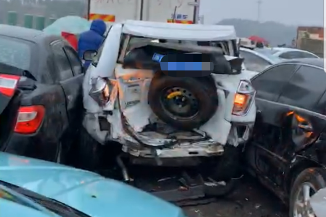 岳武高速23车相撞致5死4伤 4人躲避追尾从高处坠亡