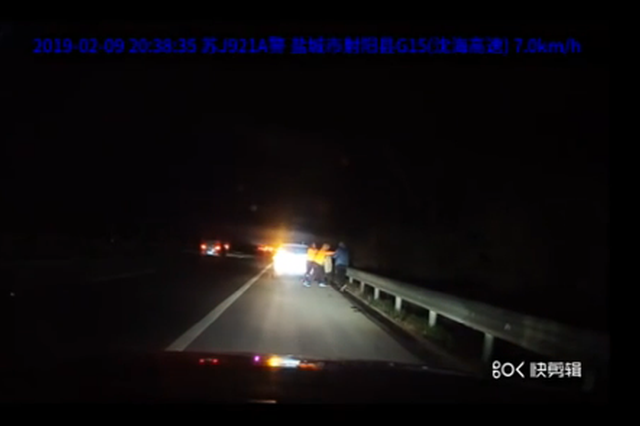 家庭琐事起争执 公媳两个应急车道内上演全武行