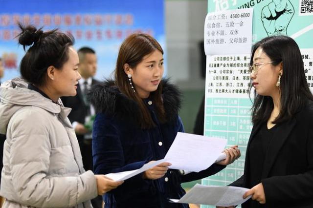 用工“急先锋”遭遇职场“慢就业” 企业老板现场加工资