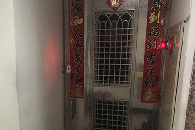 母亲陪酒打工送儿子出门旅游 然后在浴室上吊身亡