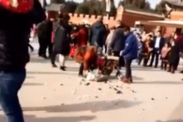 庙会上城管踢翻老人手推车 官方:涉事人员被停职