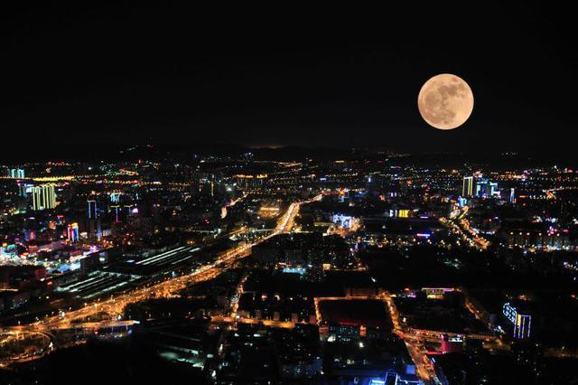 年度超级月亮来了　元宵节将“十五月亮十五圆”