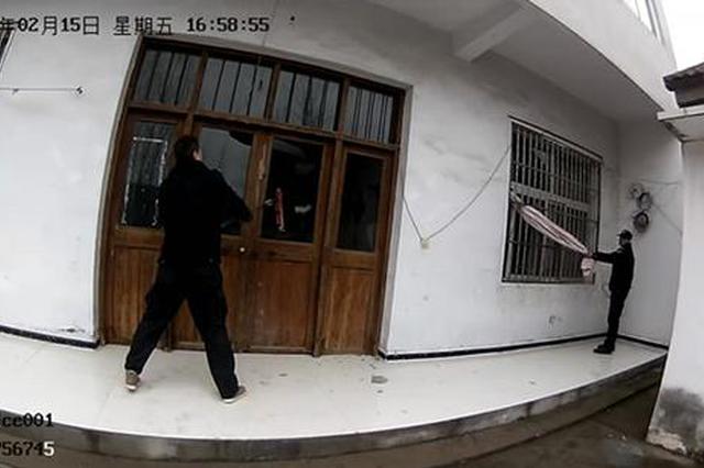 女子手持打火机欲点燃煤气罐自杀 民警破门而入劝阻