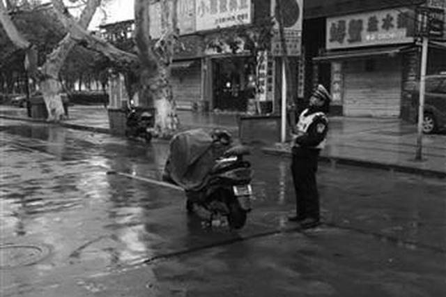 闹市光缆脱落，辅警雨中当“人肉”线杆