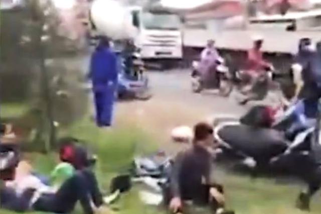 玻利维亚一卡车超车时撞上长途客车 致24死15伤