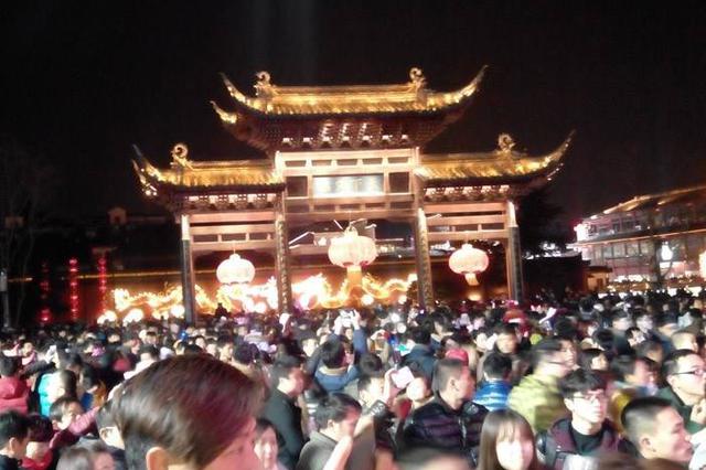 南京秦淮灯会停车难如厕难 遭游客“吐槽”