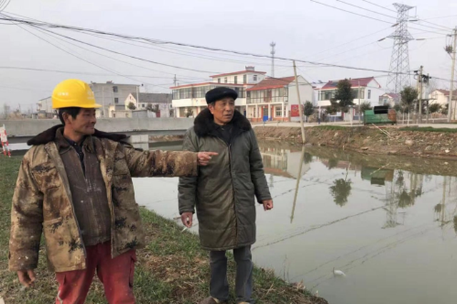 老人开三轮车打盹掉进河 “油漆哥”跳河救起祖孙三人