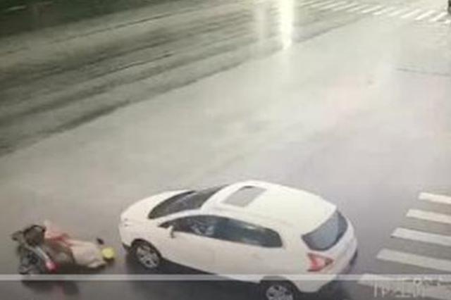 电动车和汽车相撞  骑手重伤昏迷被判负全责