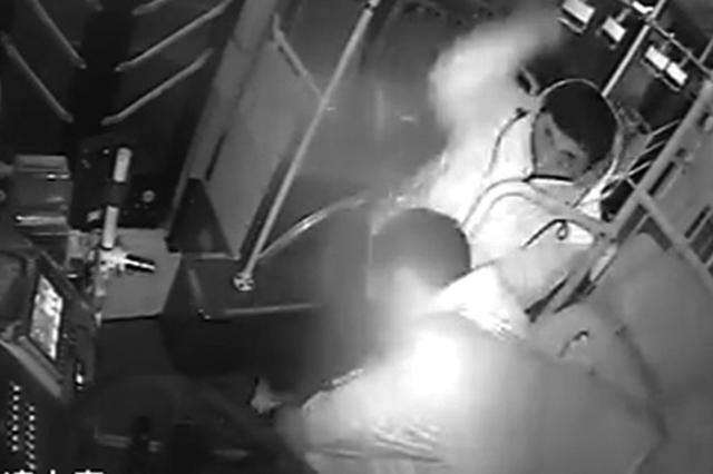 乘客打了司机还连续投诉三天 警方：已批捕