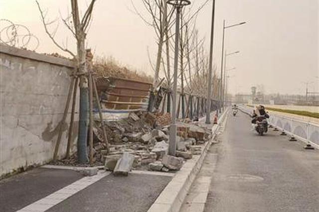 南京一围墙倒塌绊倒骑车人致三根肋骨骨折 到底归谁管