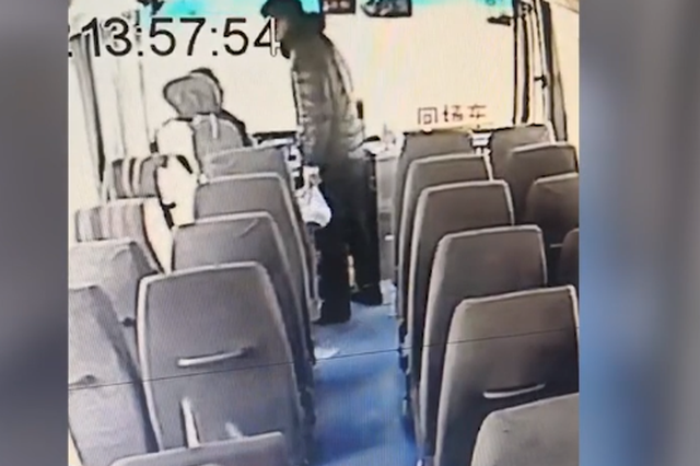 男子等全车厢人走完 夺公交方向盘泄愤