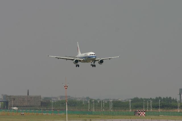 遇大雾南京机场9小时无航班起降 千余名旅客积压