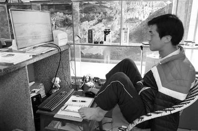 无臂小伙开网店年销三四百万 用双脚摘橙子、敲键盘……