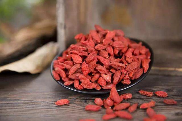 “保温杯里泡枸杞” 90后有人拿一半工资去养生