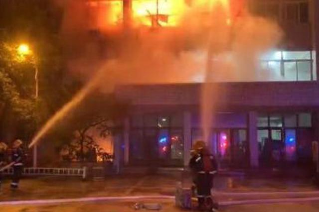 南京工业大学一实验室凌晨起火 无人员伤亡