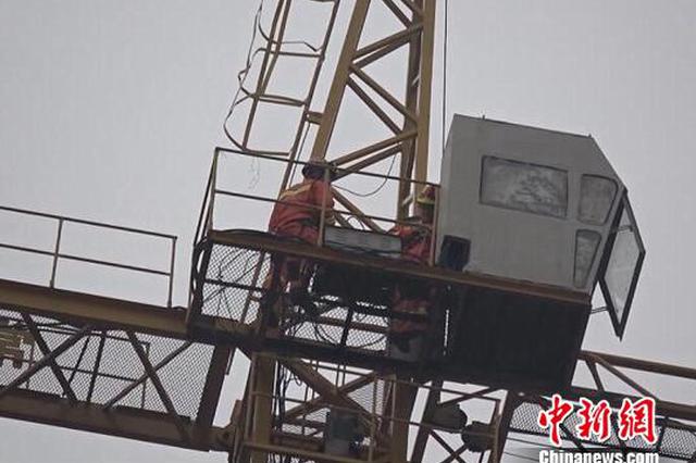 常州一塔吊司机被困操作台 消防员70米高空上演“生死营救”