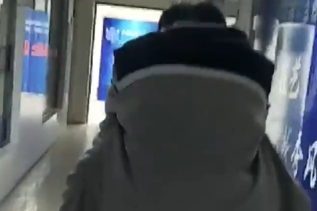 31名男生当“影子” 每天背着残疾同学上下学