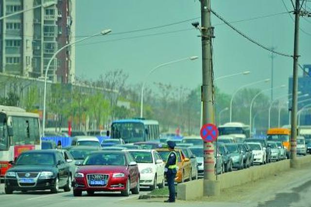 南京迎来首波祭扫小高峰 宁丹路一线视情况管制