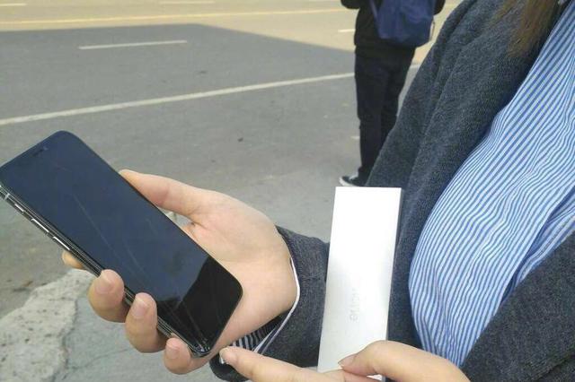 醉汉误将陌生人当做前女友 一怒之下摔坏对方手机