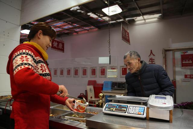 委员建议：对二孩家庭经济倾斜 女职工一年带薪产假