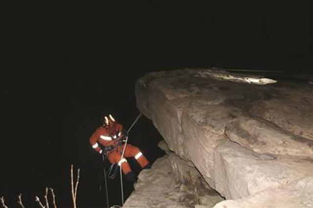 淮安小伙独自爬山 坠落35米深悬崖被困