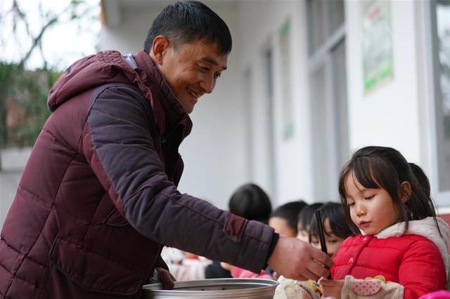 代表建议：满30年教龄乡村教师免费乘公交 享受景点免票