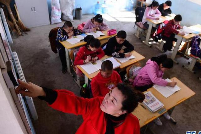 代表建议：满30年教龄乡村教师公交免费 景点免票