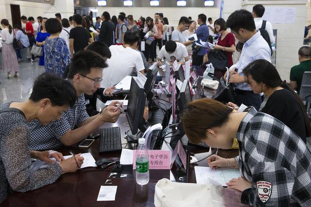 江苏一枚公章管审批 “20工作日”变立等可取