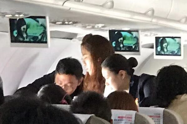 万米高空上年轻女子突然呼吸困难 旅客挺身救人