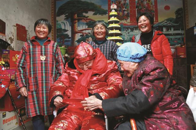 江苏同胞姐弟双双年过百岁 弟弟百岁生日姐姐来祝寿