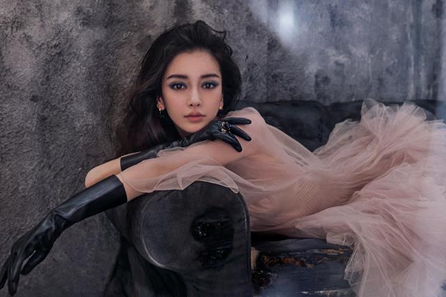 女生化哥特妆被要求卸妆进站 地铁回应：安检员处理生硬