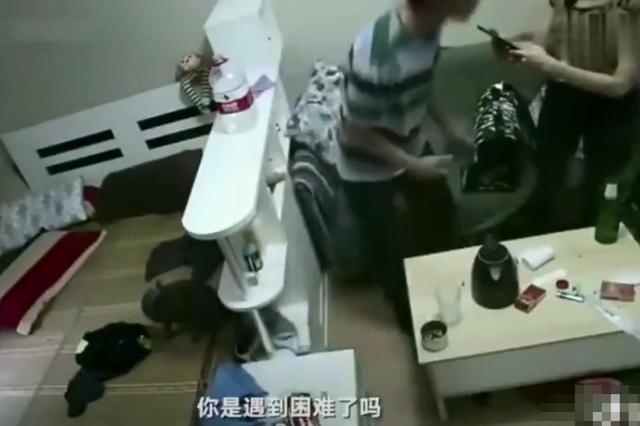 女子遭劫后与劫匪聊天周旋 冷静劝服对方进行自救