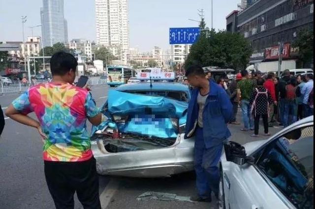 江苏一7岁男孩路上玩耍遭车碾压 万幸无生命危险