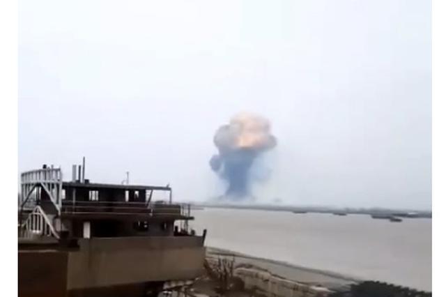 江苏盐城爆炸化工厂现场火势已得到初步控制