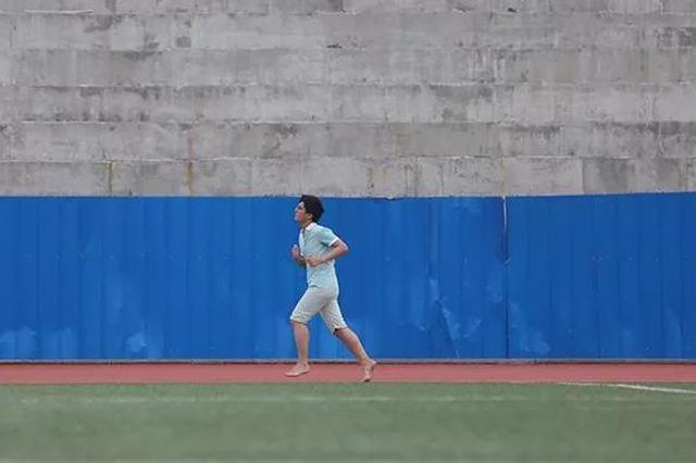 南京高校为体测合格学生首颁健康证书