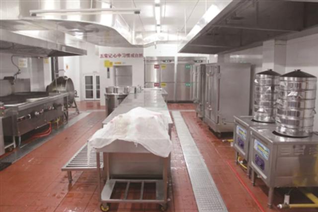 南京中小学幼儿园先行“陪餐制” 师生同一餐标共同用餐