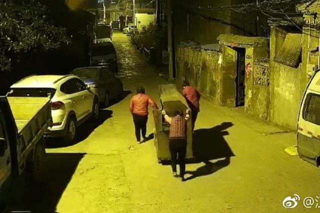 因想吃烧烤 南京三女子偷走烧烤店烤炉