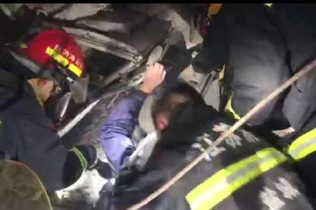 江苏盐城爆炸核心区多名被困人获救 借电话报平安