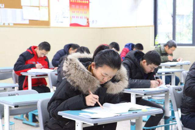 32万人赶考江苏公务员招录笔试 《三体》、嫦娥四号等入考题