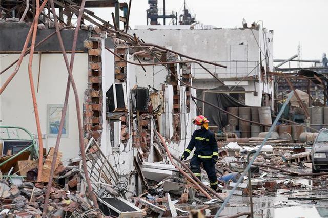 响水爆炸化工厂员工：公公和丈夫确认遇难 表弟尚无消息