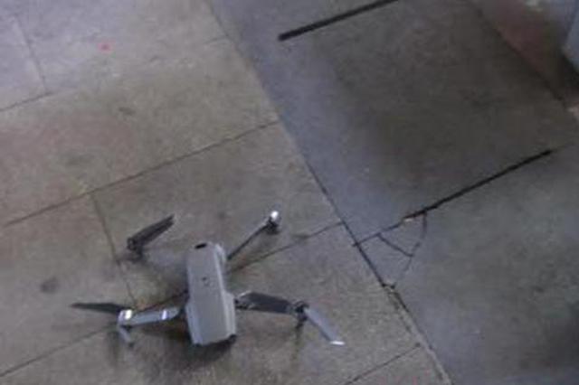 这个交通事故大了！外卖小哥骑电动车竟撞下了架无人机