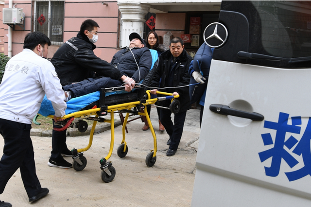 高龄老人大出血 医生急救挽回生命