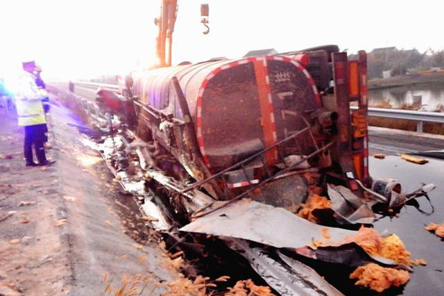 大货车撞高速护栏致重大路损 车主缴纳34万多元路赔费