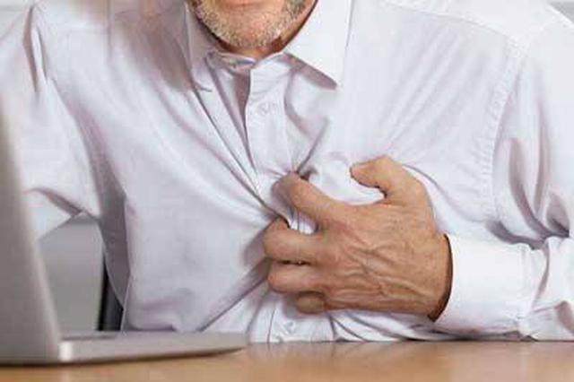 小轿车碰倒电动车 轿车司机被吓得发心脏病