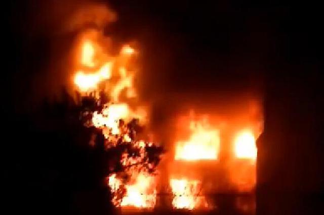 丹阳一汽配厂大火烧整夜 期间有爆炸 周边居民紧急撤离