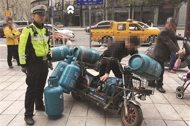这辆电动车开挂了 载着12瓶煤气罐满街跑